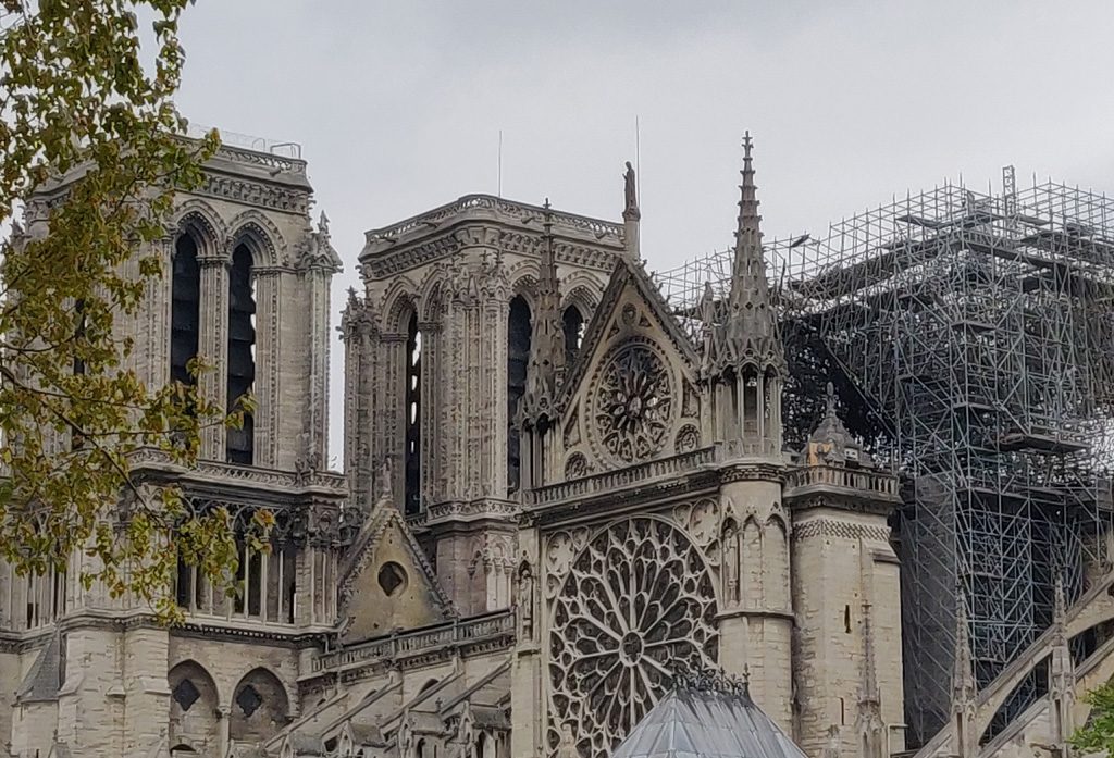 Incendie de Notre-Dame de Paris : Une cigarette mal éteinte ou un dysfonctionnement électrique parmi les pistes envisagées