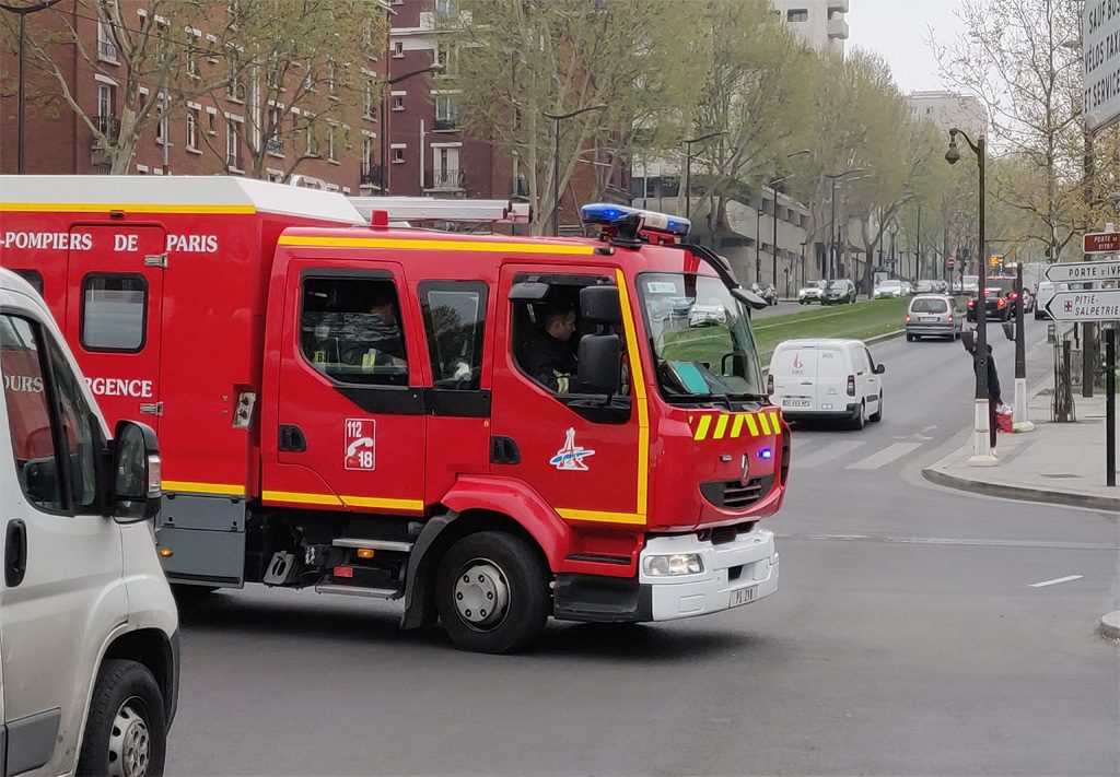 Paris : Deux adolescentes grièvement blessées après une chute entre un bus et une camionnette