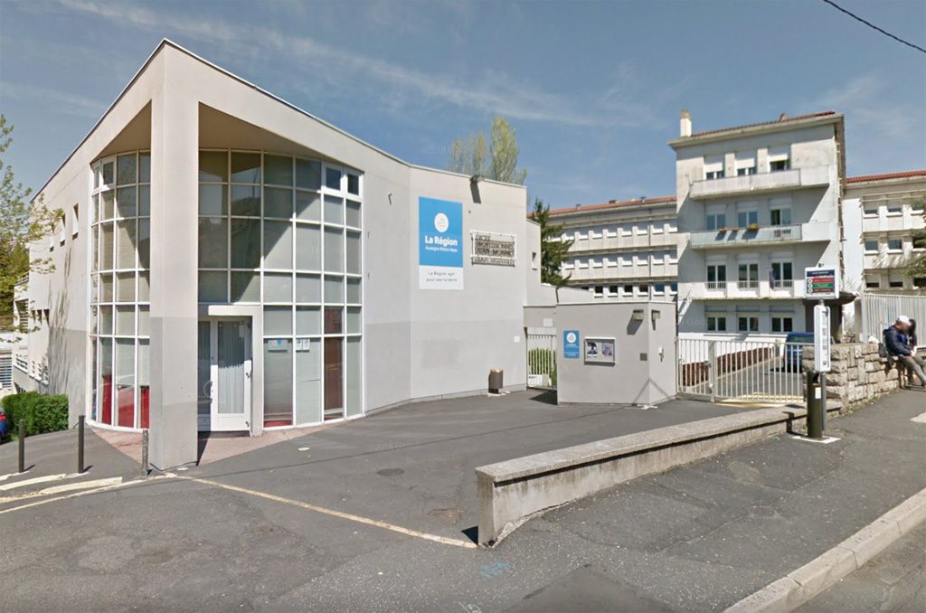 Haute-Loire : Des individus encagoulés font irruption dans un lycée, y mettent le feu et attaquent le proviseur