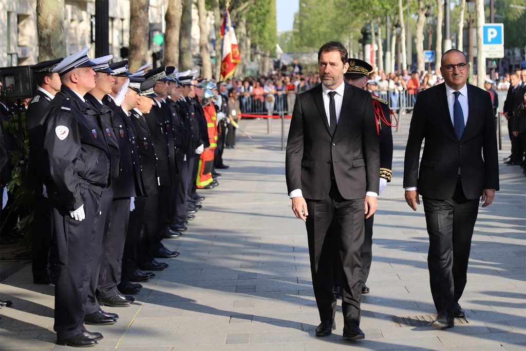 Paris : Un hommage a été rendu à Xavier Jugelé, le policier tué par un terroriste sur les Champs-Élysées