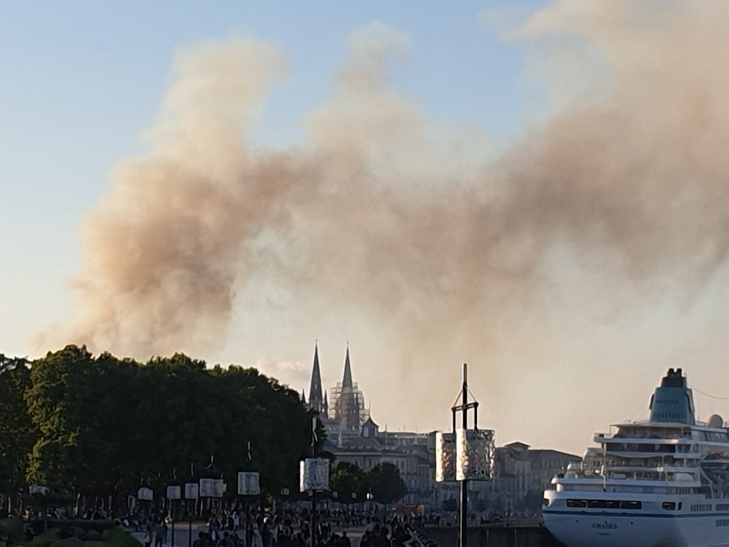 Incendie à Bordeaux : 50 bâtiments touchés par le sinistre qui dure depuis plusieurs heures