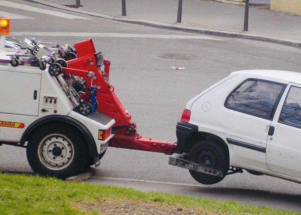 Isère : Le contrevenant poursuit le camion de la fourrière et le percute avec une autre voiture