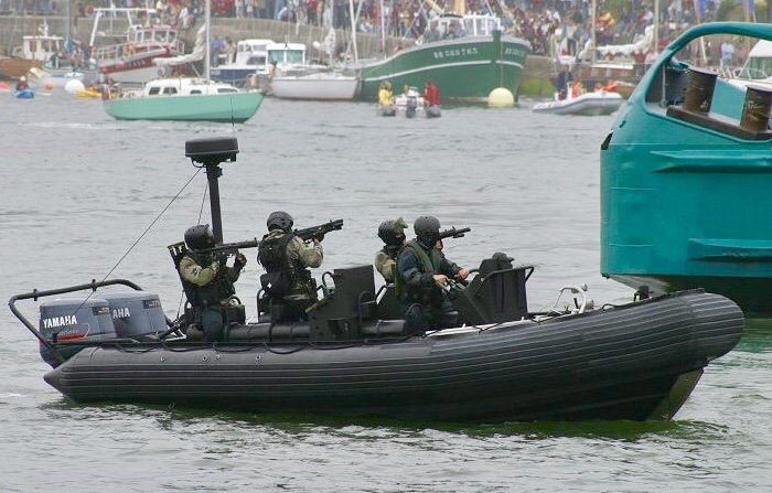 Toulon : Douaniers et militaires interceptent un bateau rapide transportant 7,4 tonnes de cannabis