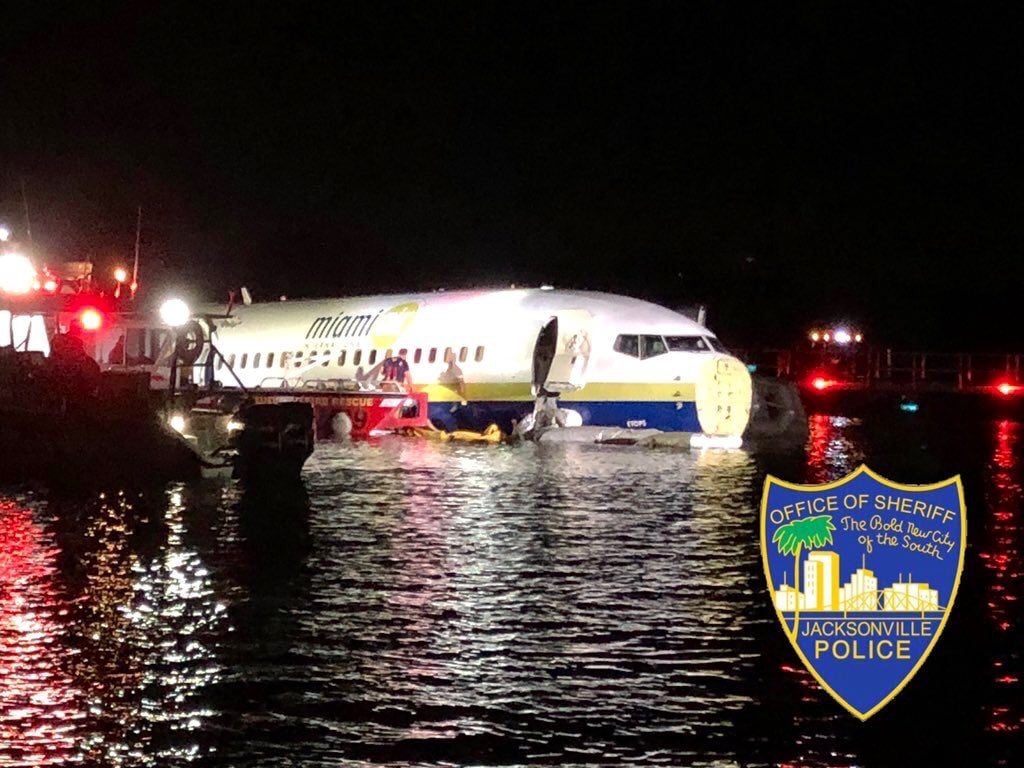 États-Unis : Un Boeing 737 avec 143 personnes à bord finit dans un fleuve en Floride