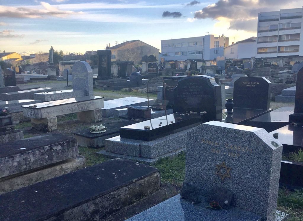 Bas-Rhin : Plus de 100 pierres tombales d’un cimetière juif profanées, Emmanuel Macron réagit