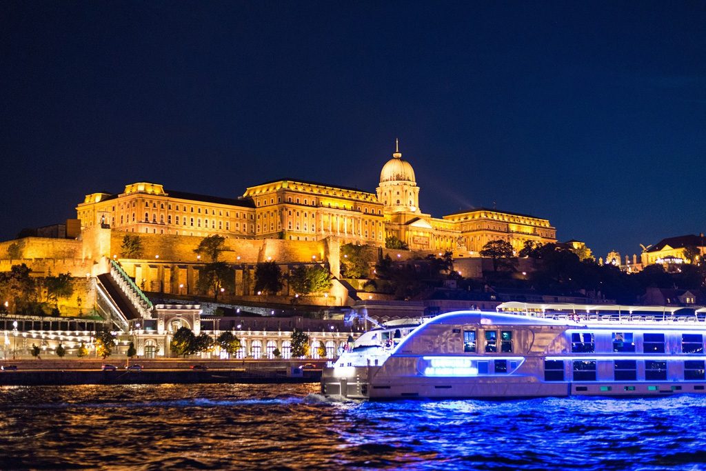 Naufrage d'un bateau de touristes sur le Danube en Hongrie : au moins 7 morts et 21 disparus