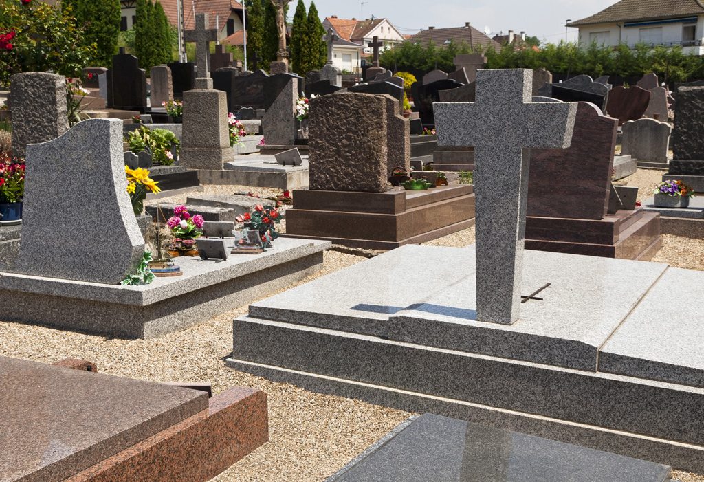 Troyes : Une femme fait une chute au cimetière et passe la nuit coincée dans une tombe