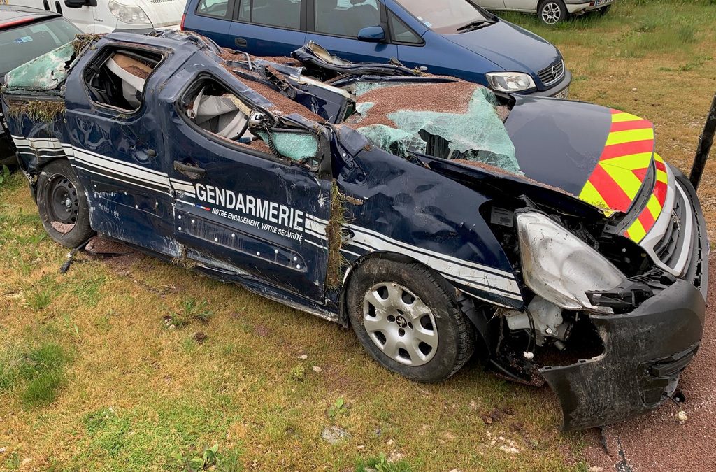 Dordogne : Il vole un engin de chantier de 15 tonnes et pulvérise la voiture des gendarmes venus l'arrêter