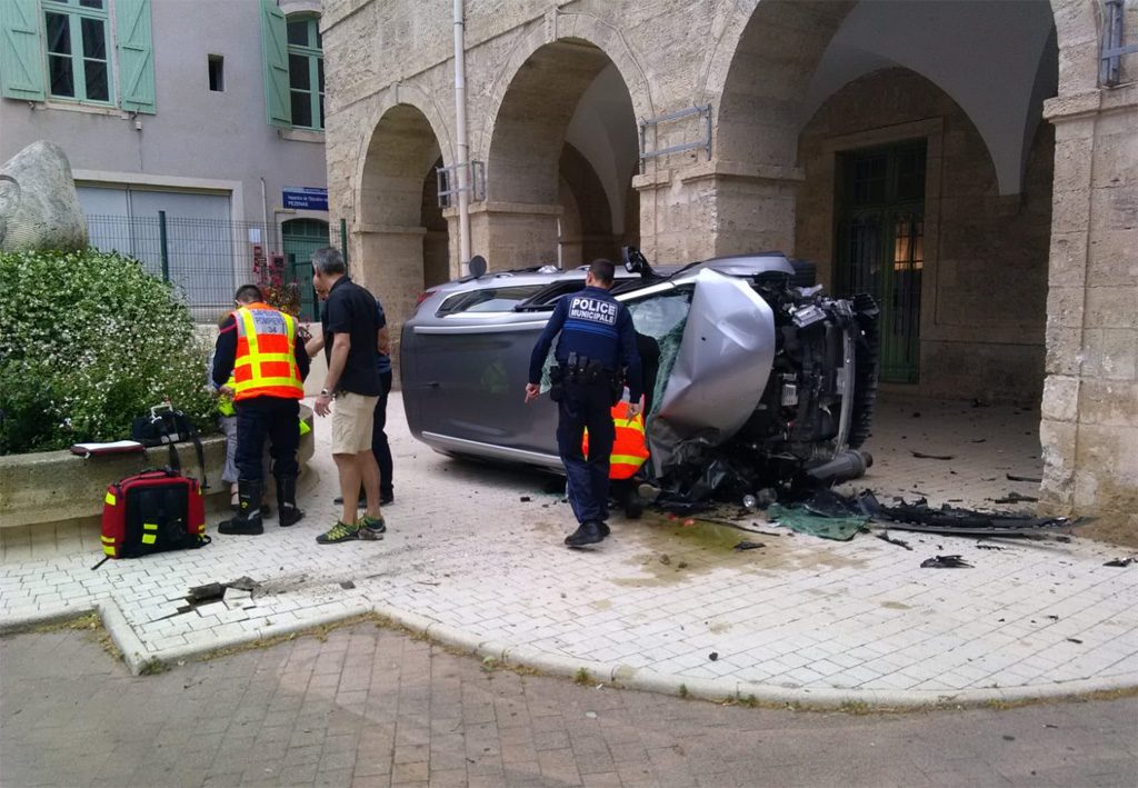 Hérault : La conductrice fait un malaise et percute violemment le mur de la mairie de Pézenas, 2 blessés graves