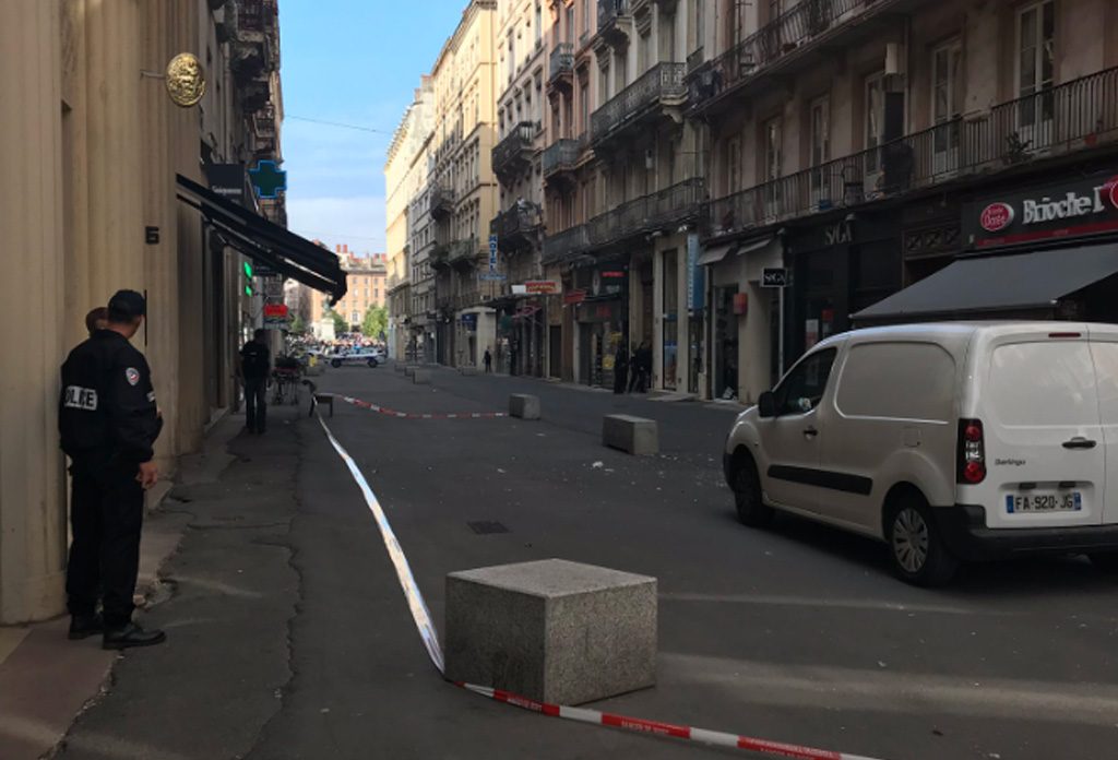 Attentat à Lyon : L'engin explosif contenait «des vis, des billes en métal et 7 piles LR6» indique le procureur