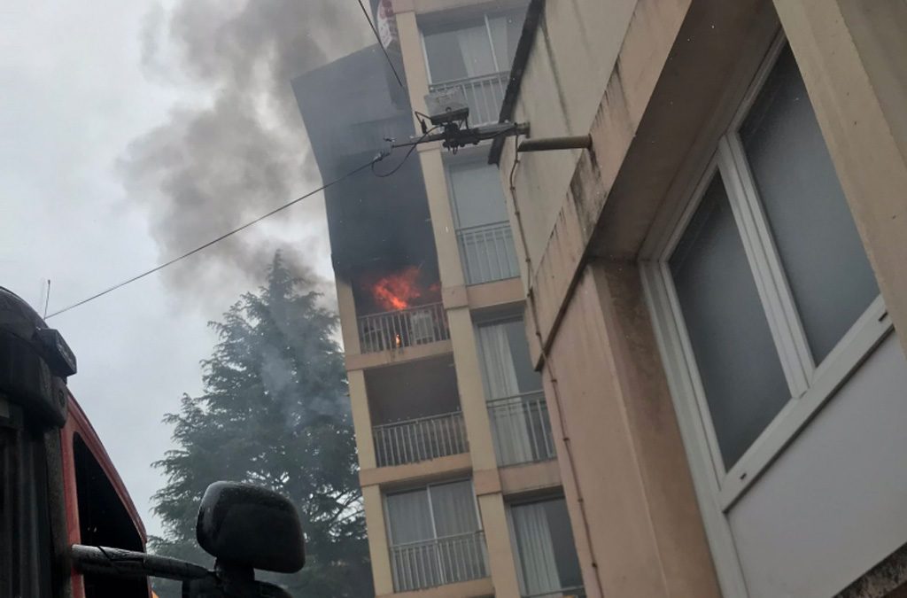 Manosque : Les policiers sauvent un homme dans son appartement en feu