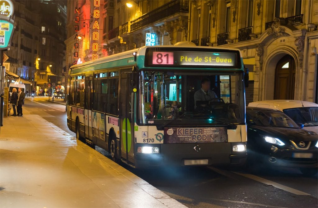 Paris : Le chauffeur de bus séquestre et roue de coups un passager