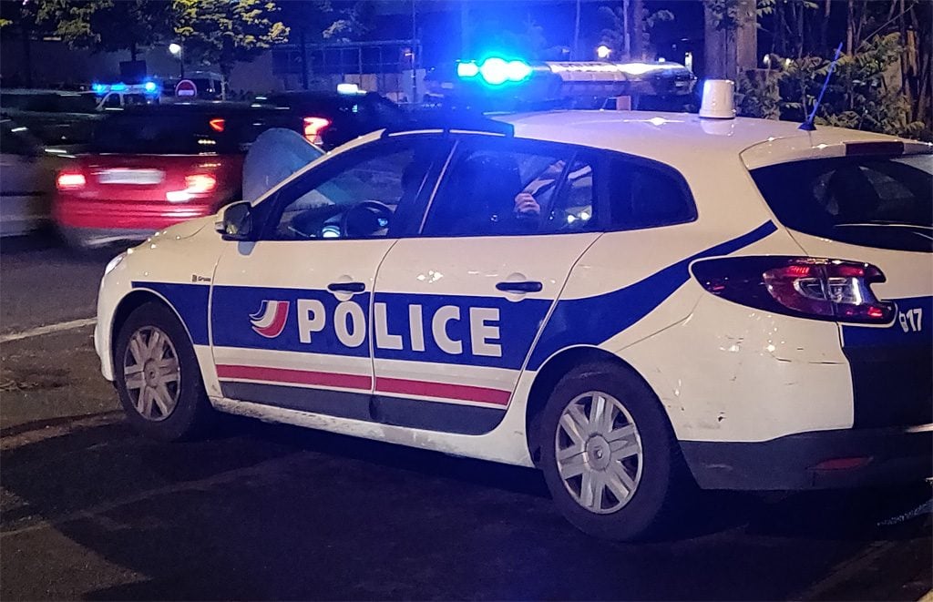 Gironde : Ils forcent un barrage de police à bord d'une voiture volée, un policier ouvre le feu