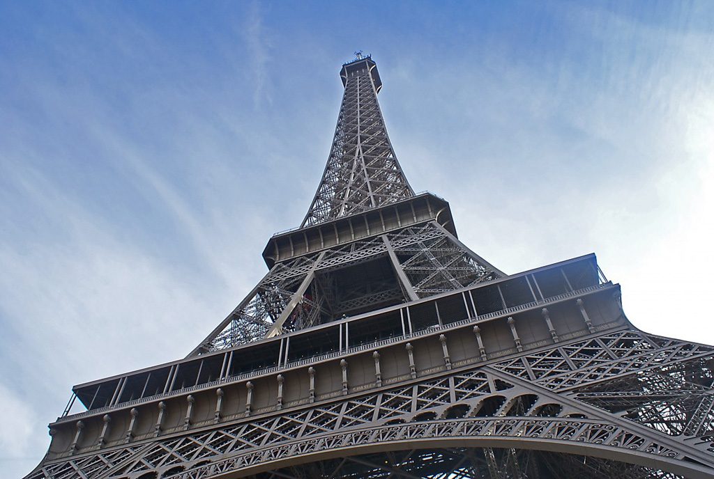 Paris : Un homme escalade la Tour Eiffel, le monument évacué