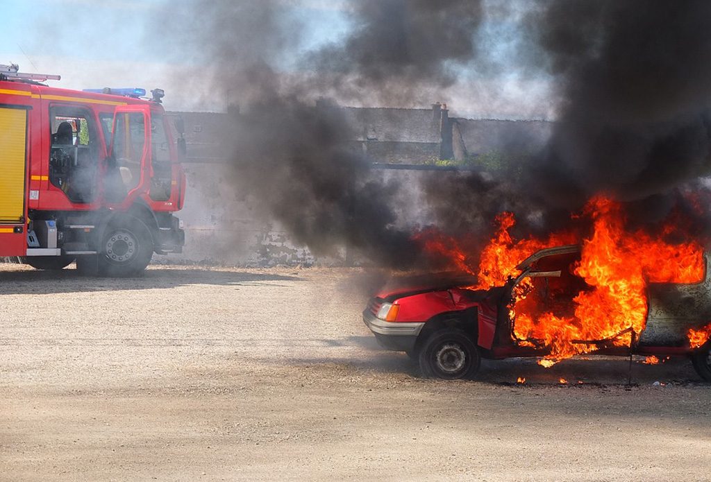 Hérault : Un sapeur-pompier hors service brûlé en sauvant un homme d'une voiture en feu