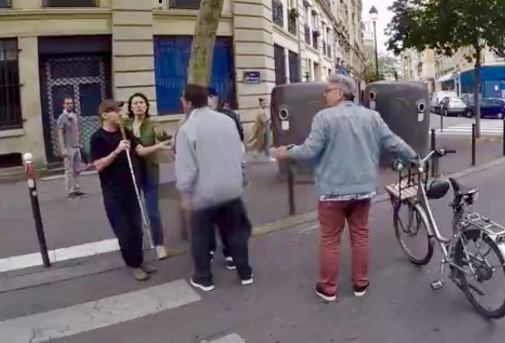 Paris : VIDÉO. Un automobiliste manque de faucher un malvoyant et s’arrête pour le frapper