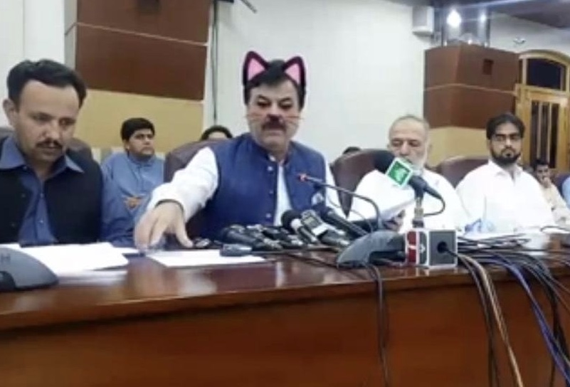 Pakistan : Un ministre fait un Facebook Live avec le filtre oreilles de chat par erreur