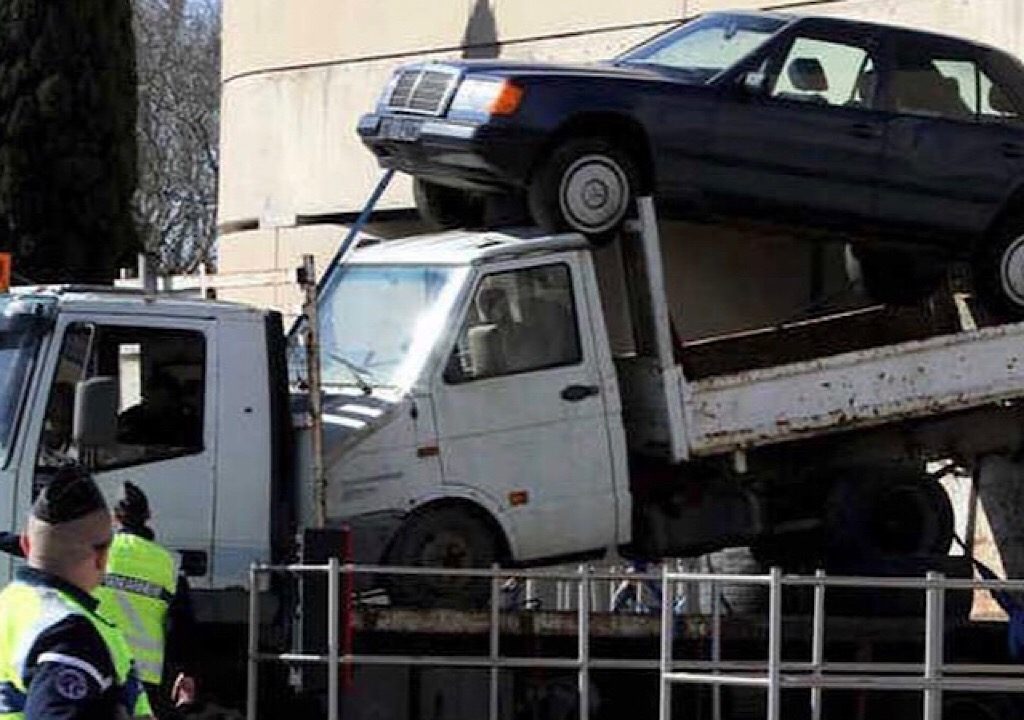 Bouches-du-Rhône : Il entasse plusieurs véhicules sur son camion et prend l'autoroute
