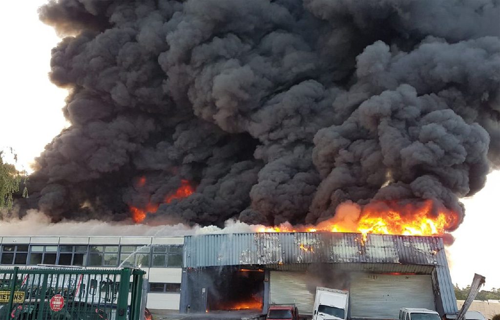 Essonne : Gigantesque incendie d'un entrepôt à Longjumeau