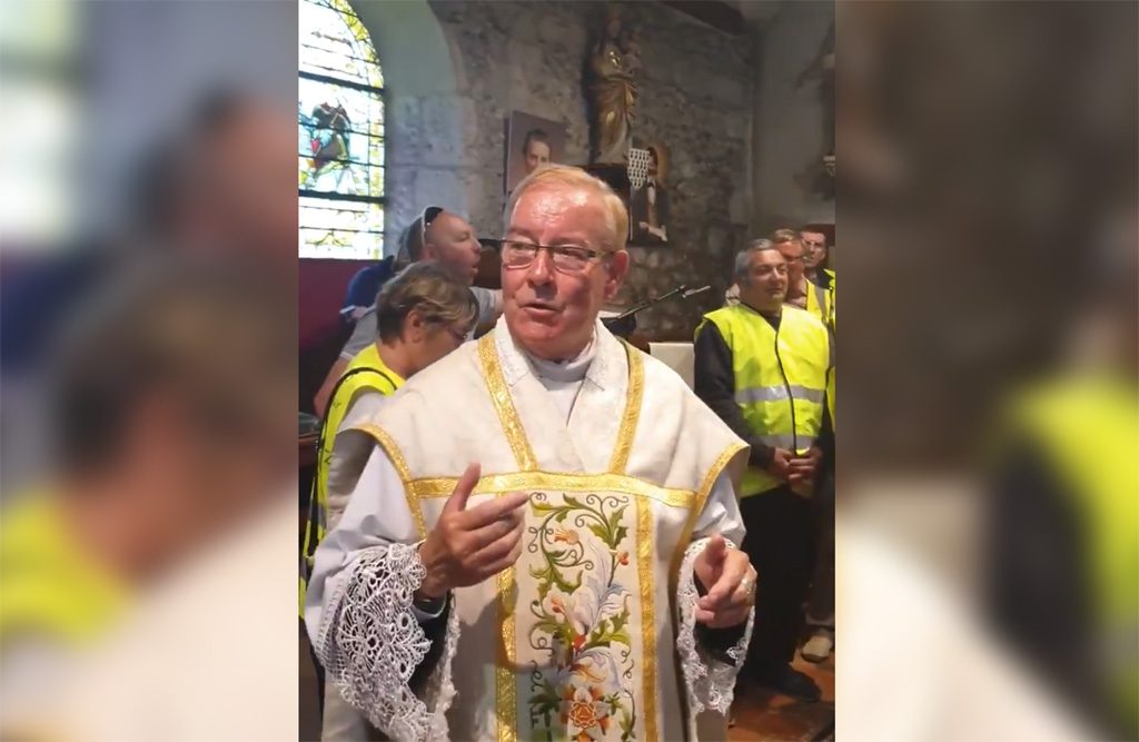 VIDÉO. Un ex-prêtre entouré de Gilets jaunes entonne un chant anti-Macron en pleine messe