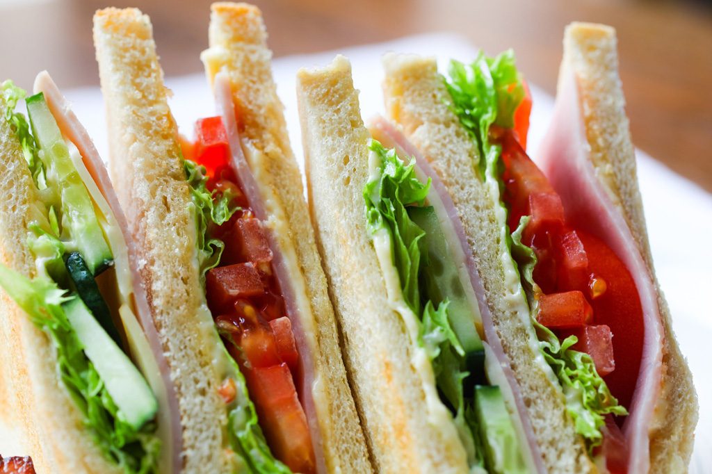 Angleterre : 5 personnes décèdent après avoir mangé des sandwichs et des salades pré-emballés