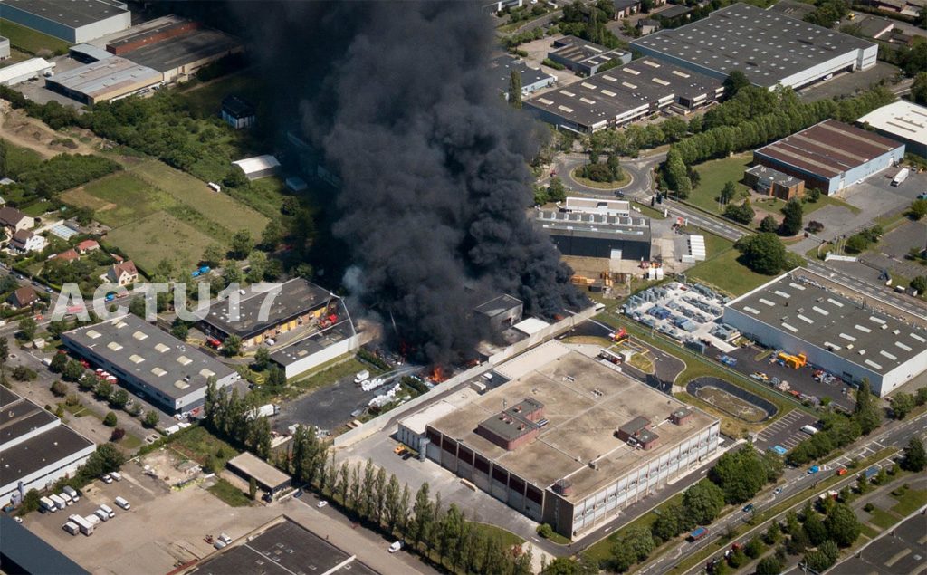 Val-d'Oise : Gigantesque incendie dans une zone industrielle à Saint-Ouen-l'Aumône
