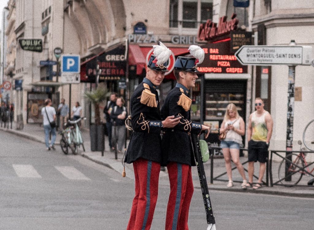 14-Juillet à Paris : Ces 2 militaires à trottinette en tenue de cérémonie sont devenus célèbres