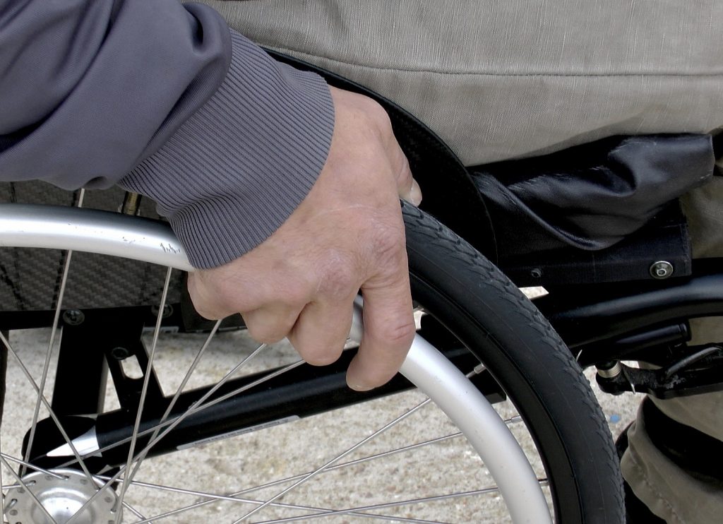 Lyon : Un homme en fauteuil roulant reçoit des coups de marteau sur les mains