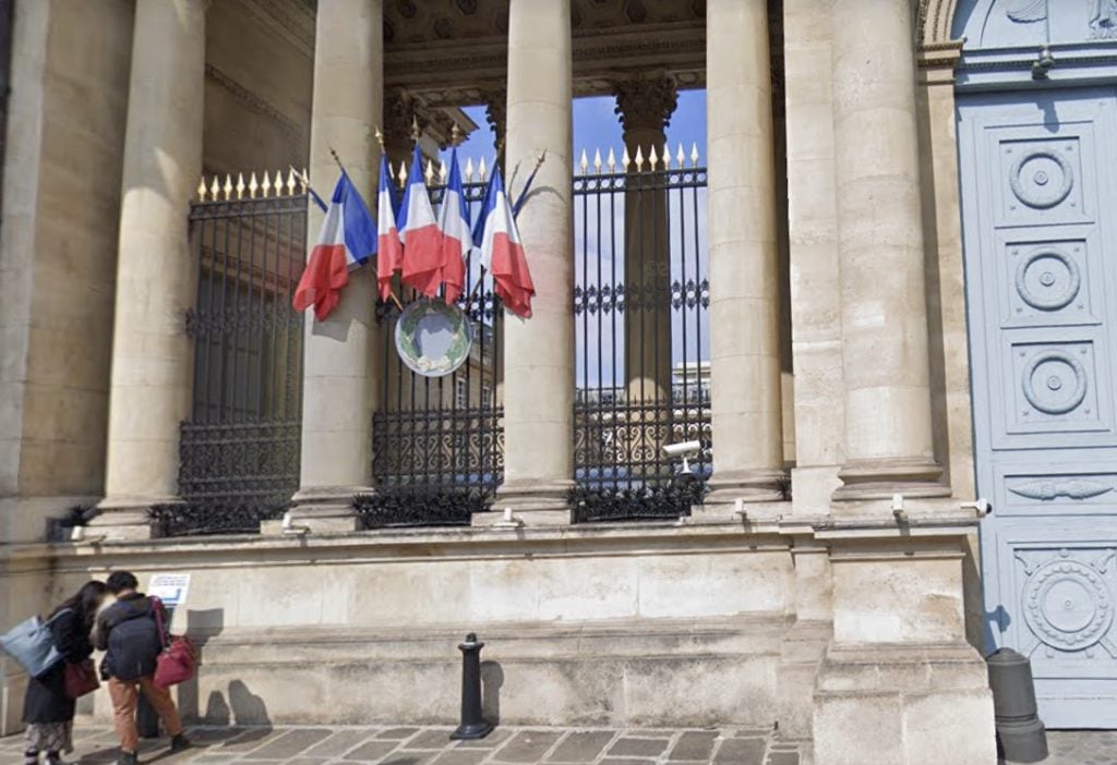 Paris : Il escalade la grille de l’Assemblée Nationale pour voler un drapeau tricolore