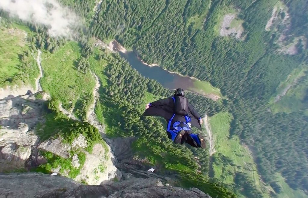 Isère : VIDÉO. En wingsuit il rate son atterrissage et s’empêtre dans des câbles électriques