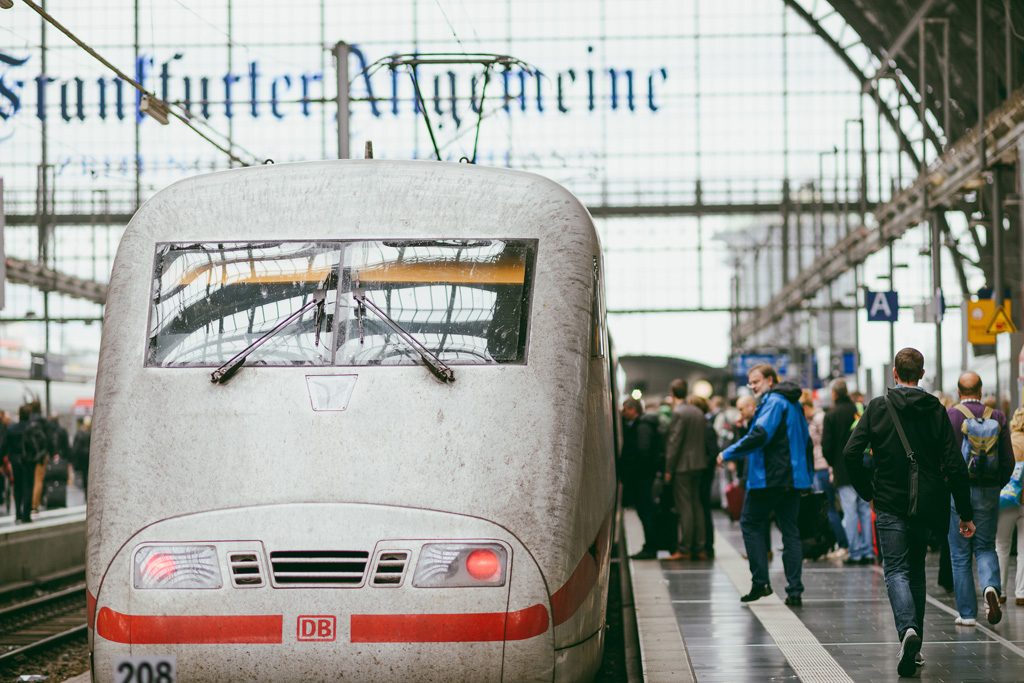 Enfant poussé sous un train à Francfort : le suspect était recherché en Suisse pour tentative d'homicide