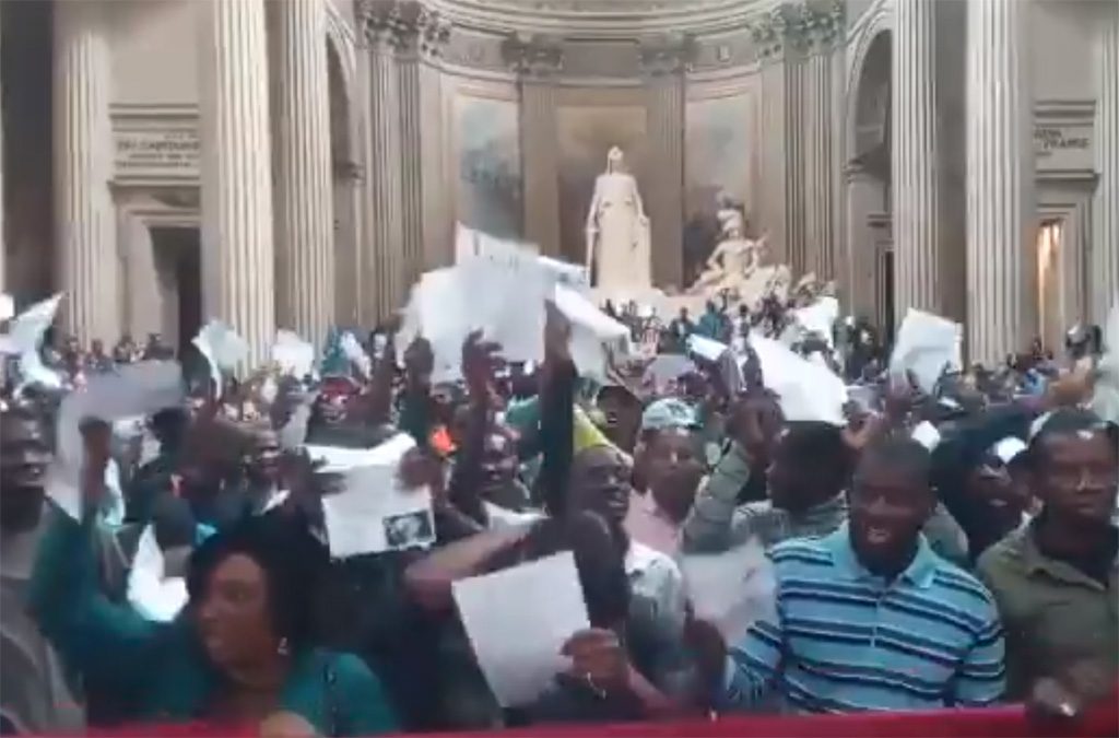 Paris : Plusieurs centaines de Gilets noirs ont envahi le Panthéon et réclament des papiers «pour toutes et tous»