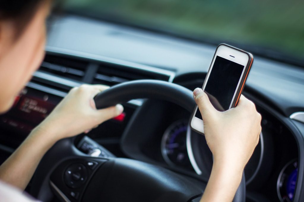 Utiliser un téléphone au volant pourra entraîner la suspension du permis de conduire