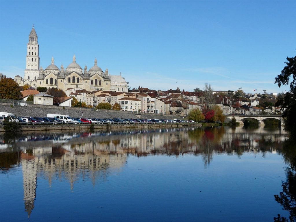 Dordogne : Un policier en vacances et des pompiers sauvent un homme de la noyade à Périgueux