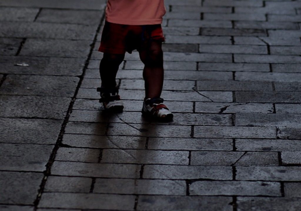 Marseille : Un enfant de 2 ans découvert seul sur un trottoir dans la nuit