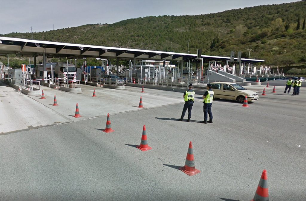 Alpes-Maritimes : Un automobiliste force un barrage sur l'A8, un policier ouvre le feu