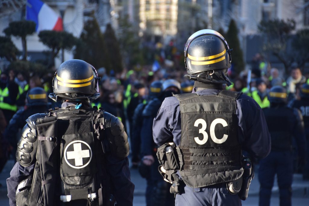 Gilets jaunes : 2 policiers accusés de violences le 1er mai à Paris renvoyés en correctionnelle