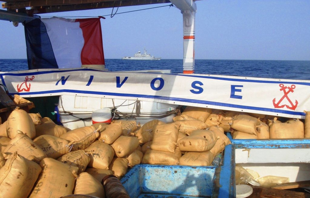 La Marine nationale saisit 2,5 tonnes de cannabis dans l’océan Indien à bord d’un bateau sans pavillon