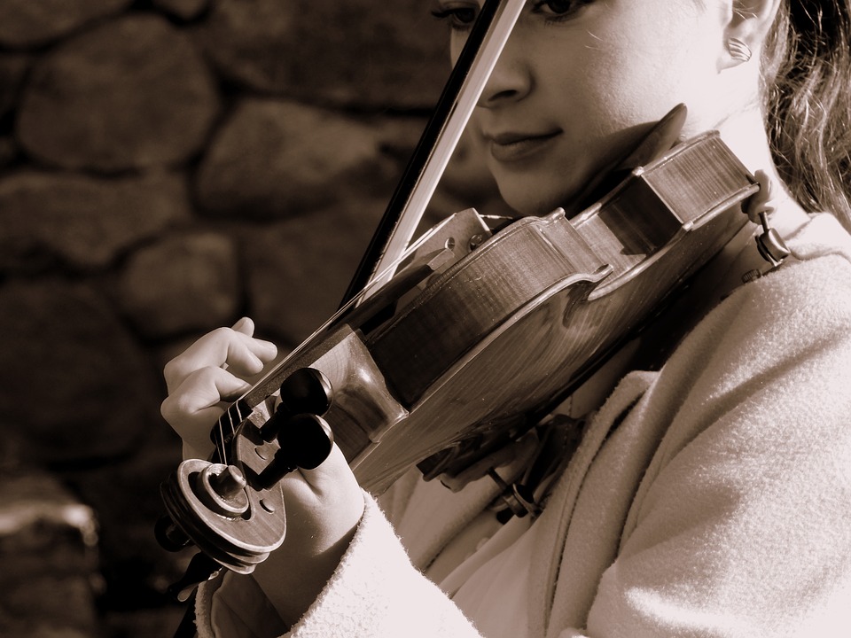 Nantes : Il forçait sa fille de 14 ans à jouer du violon dans la rue pour ramener de l’argent