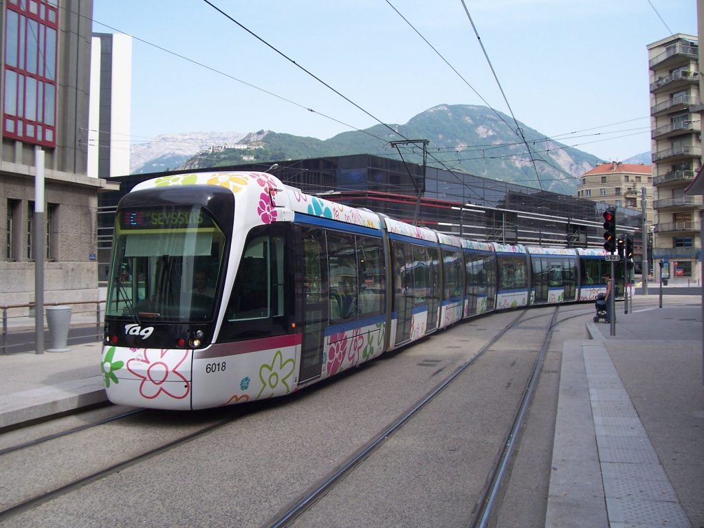 Grenoble : Une jeune femme reçoit des coups de poing au visage dans le tramway
