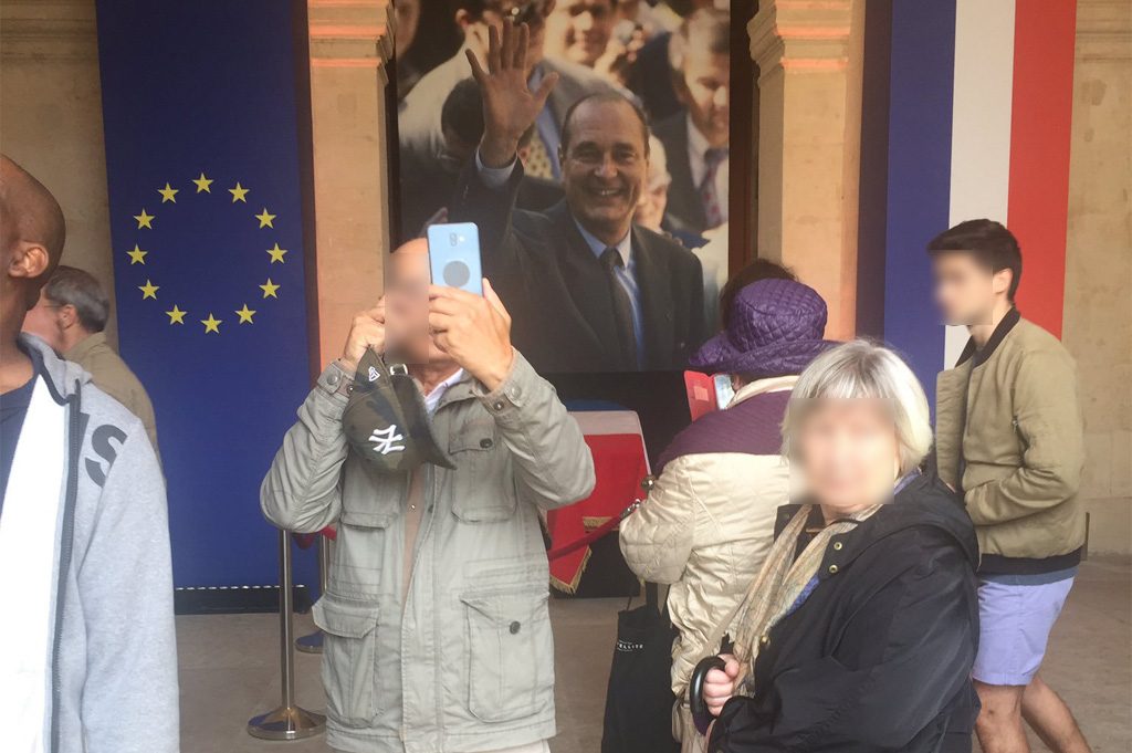 Des selfies devant le cercueil de Jacques Chirac provoquent de vives réactions sur les réseaux sociaux