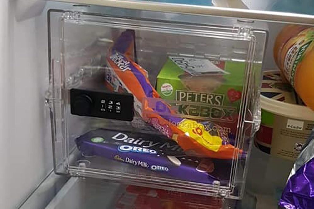 Pour empêcher sa petite amie de manger du chocolat, il installe un coffre-fort dans leur frigo