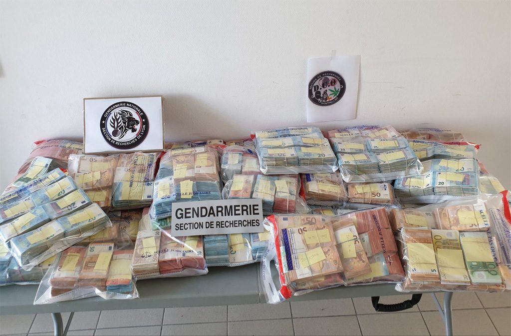 Les gendarmes découvrent 2 millions d'euros dans la voiture de 2 trafiquants de drogue