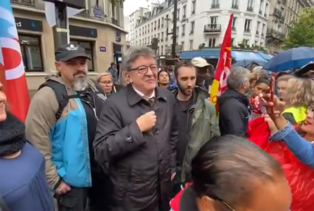 «Ce sont des barbares» déclare Jean-Luc Mélenchon à un manifestant, au sujet des policiers