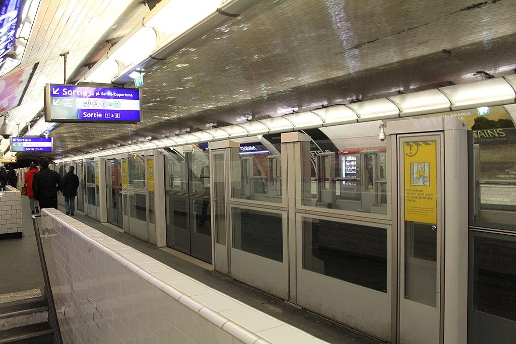 Paris : Panique dans le métro alors qu'un train ne s'arrête plus sur la ligne 1