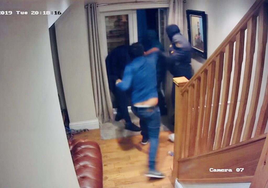 Royaume-Uni : VIDÉO. Attaqué à son domicile, il met en fuite 4 cambrioleurs à coups de poing