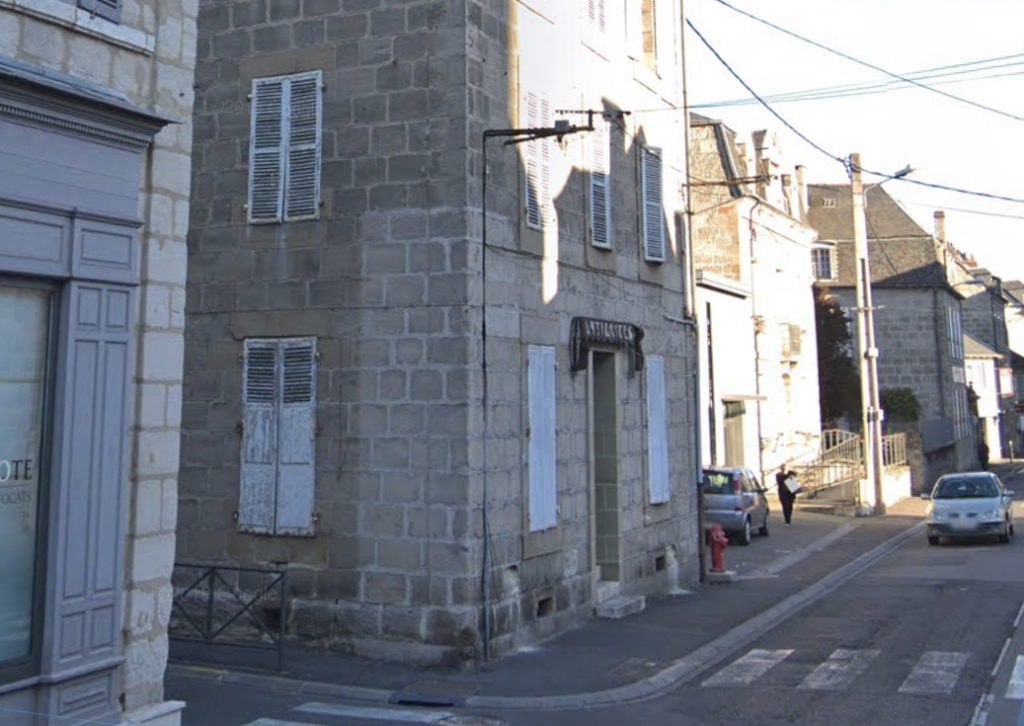 Corrèze : Un homme poignardé à mort dans une cage d’escalier à Brive