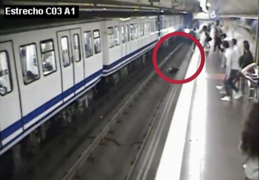 Espagne : Les yeux rivés sur l’écran de son smartphone, elle tombe sur les rails du métro
