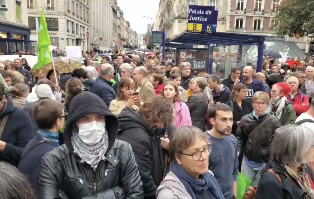 Rouen : La population se masse dans la rue et demande des comptes après l’incendie de l’usine Lubrizol