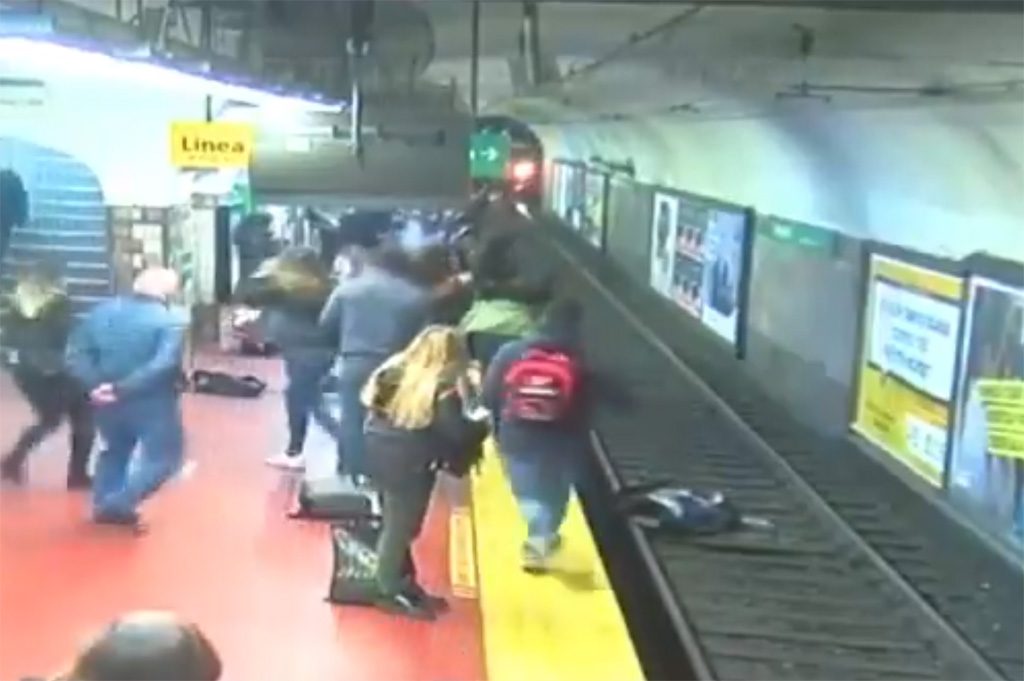 Argentine : Une femme tombe sur les rails du métro, les autres usagers la sauvent in extremis